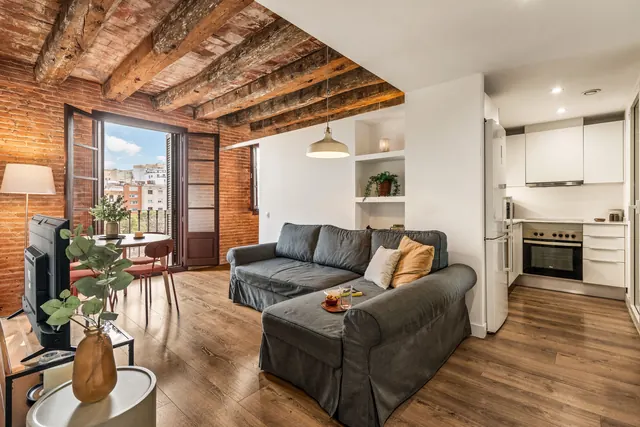 Salón de alojamiento turístico con cocina abierta
