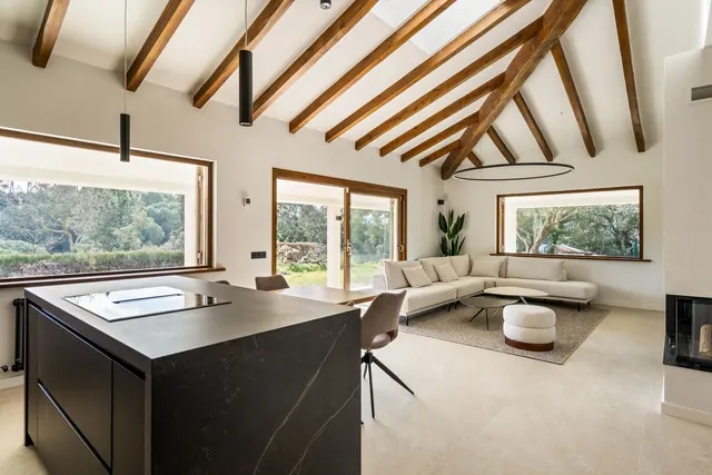 Salón amplio con cocina y luz natural