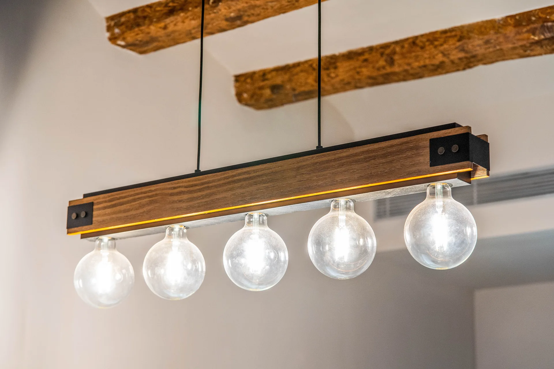 Detalle de iluminación y vigas de madera